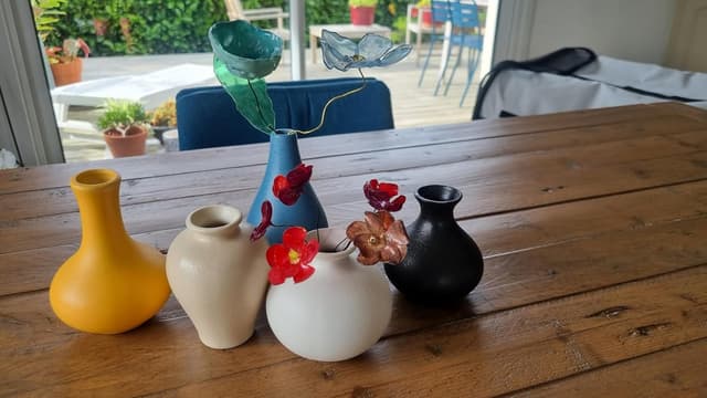 Detalle 2 de Keramik Vasen 5er-Set – kleine Blumenvasen für moderne Deko, Pampas & getrocknete Blumen