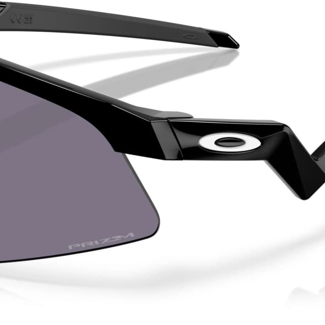 Detalle de Oakley Resistor Sweep: gafas de sol Prizm con montura O’Matter y ajuste cómodo