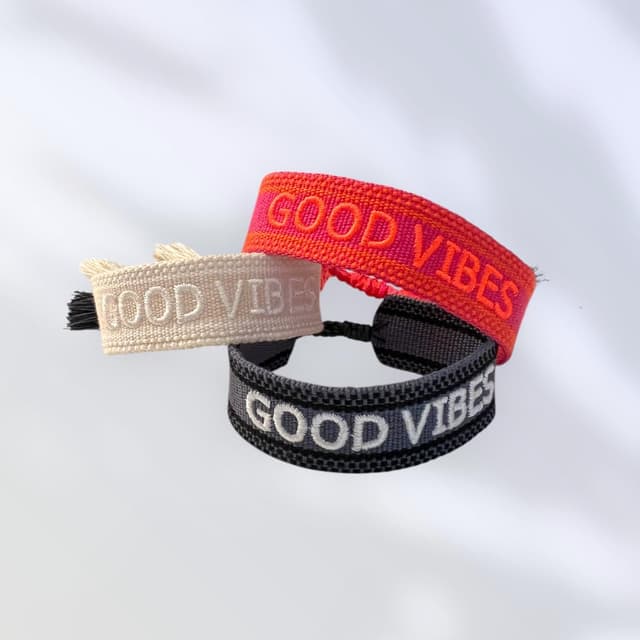 Detalle 2 de Selfmade Jewelry Stoff-Armband schwarz mit „Love“-Detail – gewebtes Armband für Damen