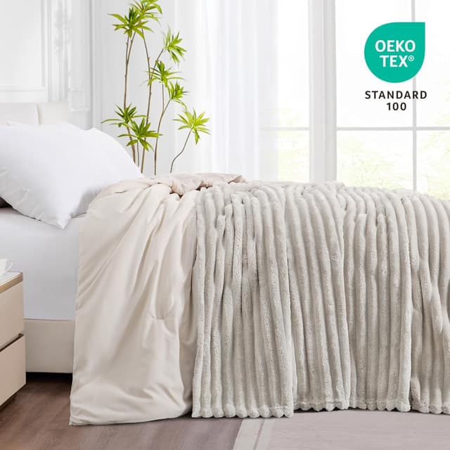 Detalle de RUIKASI Kuscheldecke aus Fleece in Beige (230x270 cm) – flauschige Couchdecke für Wohnzimmer & Deko