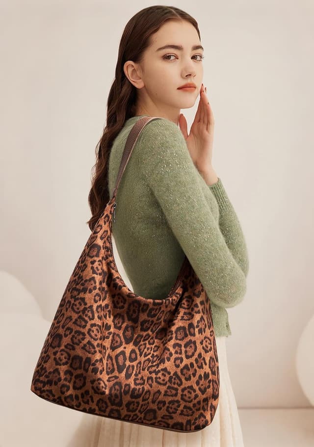 Detalle de KALIDI Vintage Vegan Leather Tote Bag for Women – Large capacity zip hobo work & weekender shoulder bag