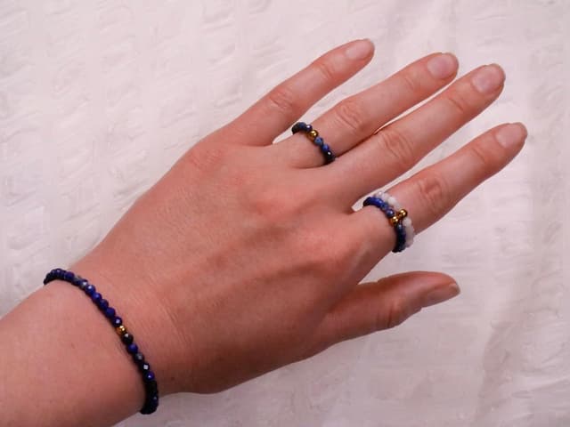 Detalle de BERGERLIN Echter Naturstein Perlen Ring mit Lapislazuli, vergoldeter Perle & EPI-Zertifikat – Unisex Anti-Stress Ring