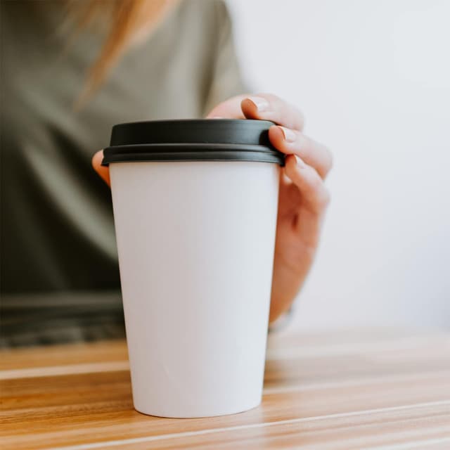 Detalle de Smygoods Disposable White Paper Coffee Cups with Lids (16 oz) — Pack of 100