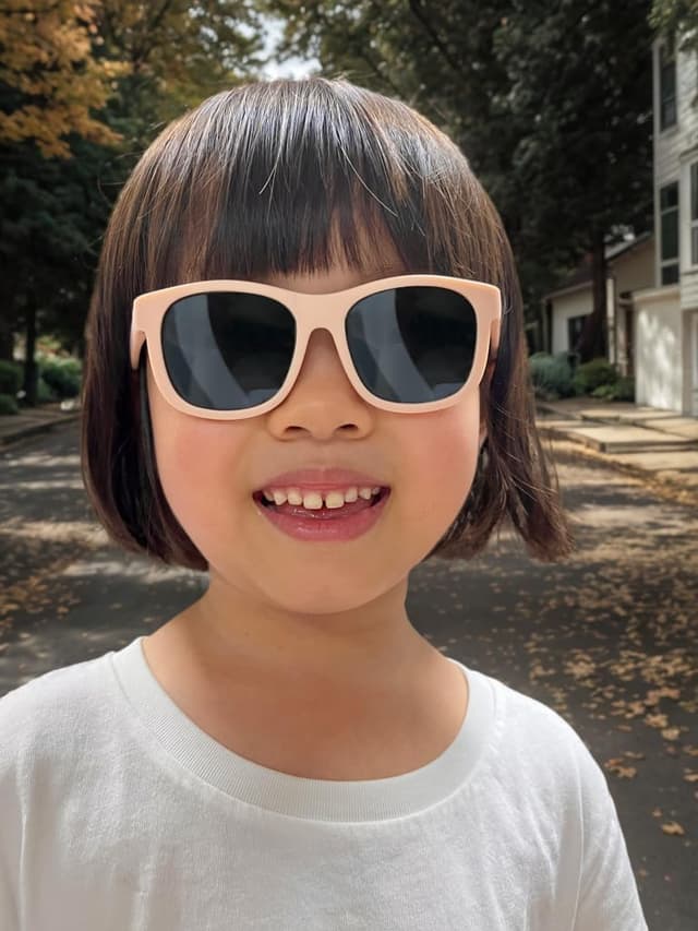 Detalle de Musivon Baby Sunglasses (6 months–2.5 years) with flexible frame, polarised UV lenses and strap