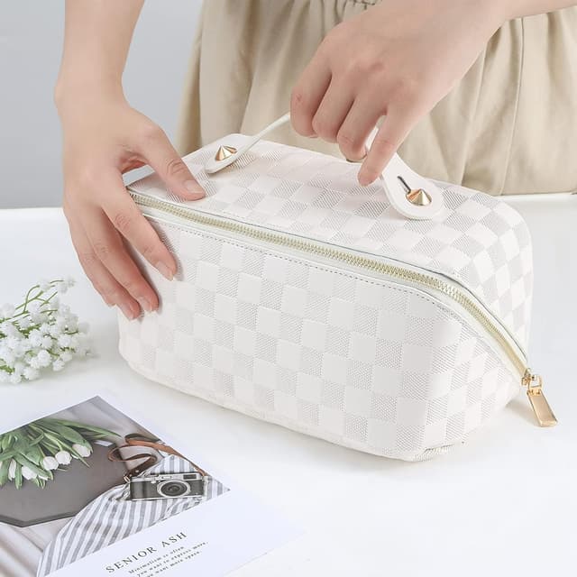 Detalle 2 de HurLuksi Hurluksi Makeup Bag – PU travel cosmetic bag in white with dividers and handle