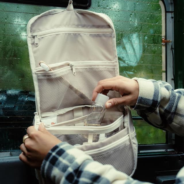 Detalle 2 de Johnny Urban Logan Beauty Case Donna & Uomo beige – borsa da toilette da appendere con sacchetto trasparente