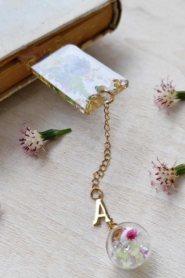 Thumbnail 2 de Famweylami Personalised Bookmark 26 Letters