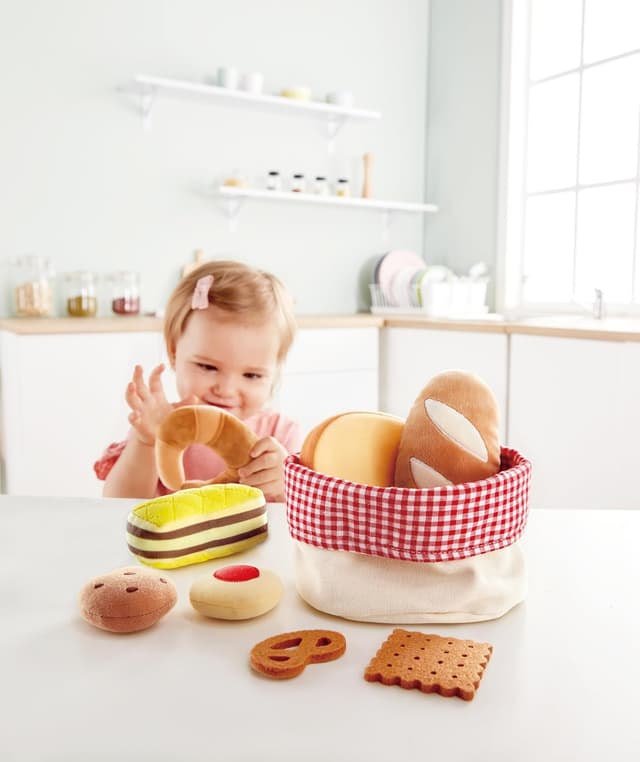 Detalle 2 de Hape E3168 Toddler Bread Basket soft food toy set for pretend play (3+ years)