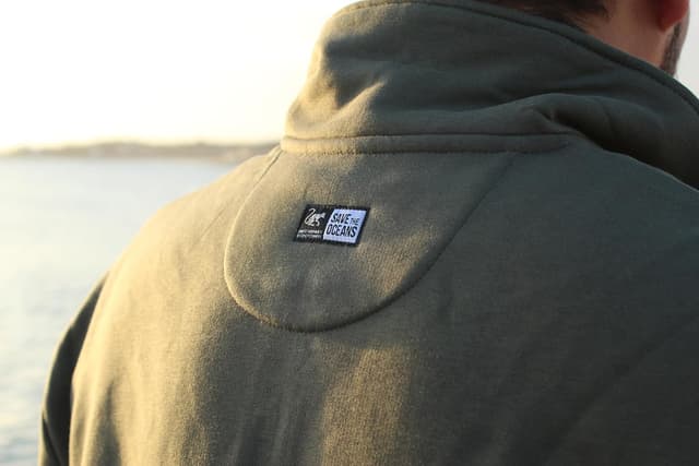 Detalle 2 de Surf Monkey Sweat 1/4 zip en coton biologique et polyester recyclé – col type polo