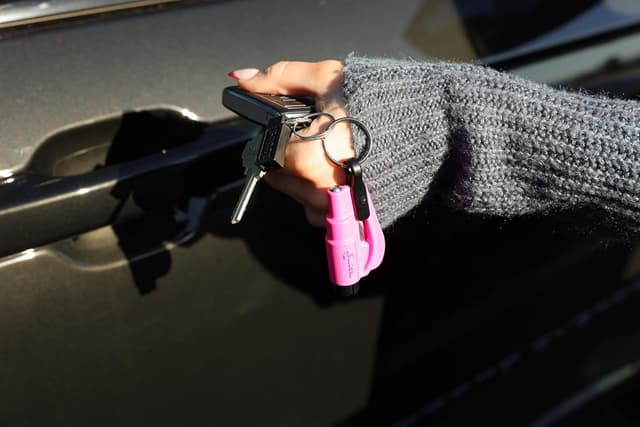 Detalle 2 de resqme Porte-clés sécurité voiture : brise-vitre et coupe-ceinture (lot de 6) jaune