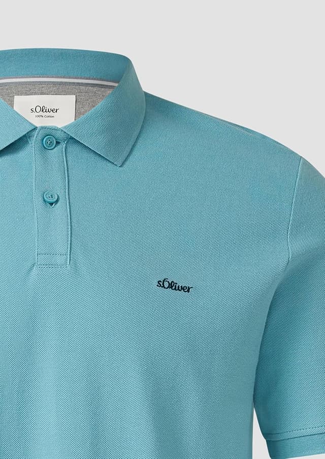 Detalle de s.Oliver Poloshirt mit kleinem Label-Print – reguläre Passform in Piqué-Baumwolle