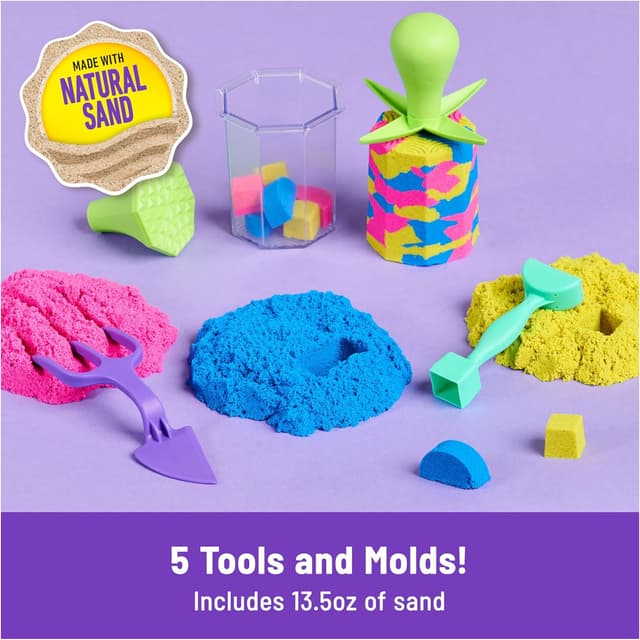 Detalle de Kinetic Sand Squish N’ Create playset (382g) with 5 tools and moulds in blue, yellow and pink