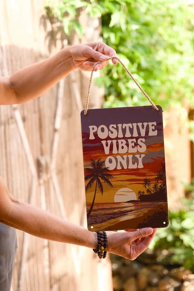 Detalle 2 de BERLIG Metallschild mit Spruch „BERLIG“ – Vintage Blechschild 30x20 cm für Wanddeko, Wohnzimmer, Küche & Büro