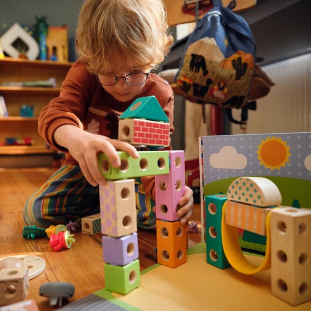 Detalle de Melissa & Doug Blockables Stadt Bauset (73-teilig) mit Holzbausteinen und Steckverbindungen