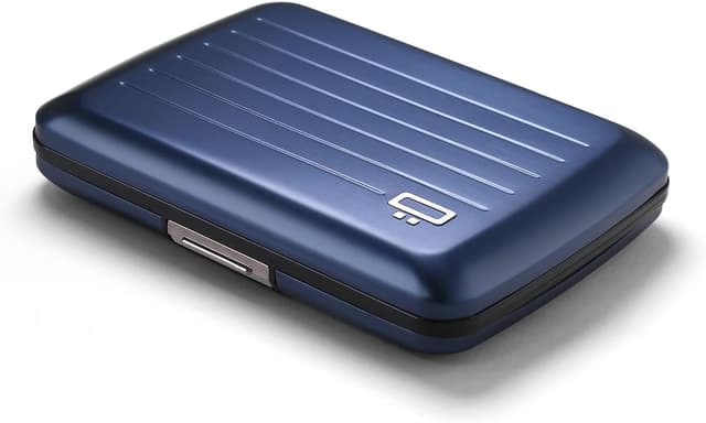 Detalle de ÖGON DESIGNS Oslo aluminium card holder with metal lock, RFID protection and compact wallet storage