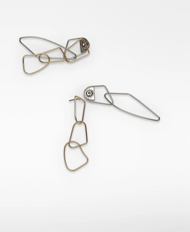 Detalle de Adolfo Domínguez pendientes con eslabones