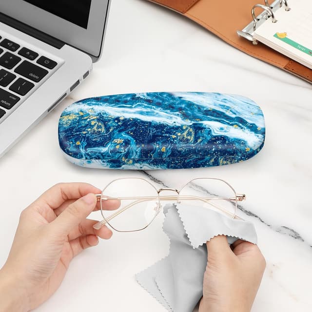 Detalle de FINTIE hard shell glasses case with microfibre lining and cleaning cloth
