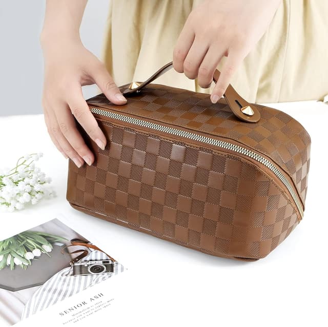 Detalle 2 de Hurluksi PU Travel Makeup Bag with Dividers and Handle (Brown) – Large Capacity Cosmetic Case