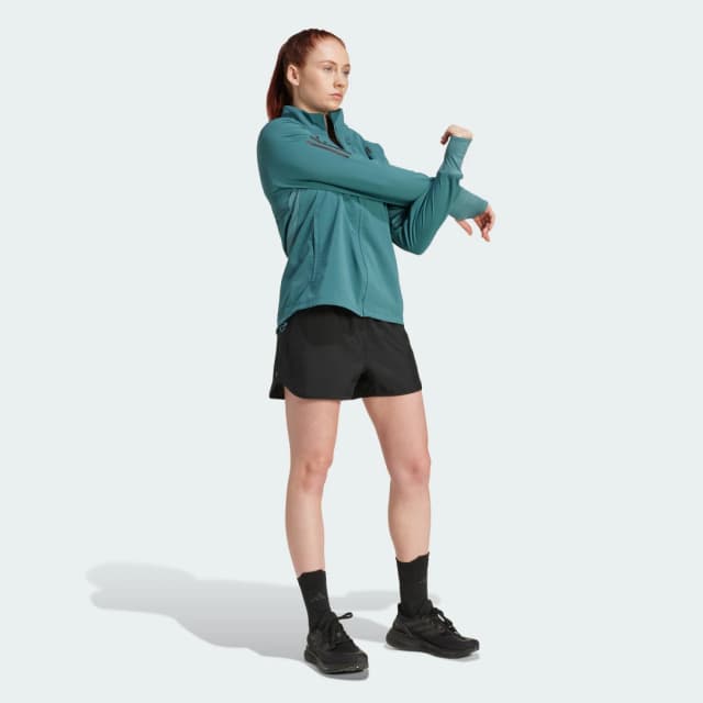 Detalle de Chaqueta de invierno adidas Own The Run verde para correr en frío