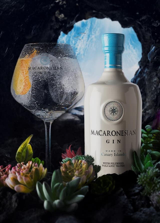 Thumbnail 4 de Macaronesian Ginebra Premium Islas Canarias agua volcánica filtrada 700ml 🍸