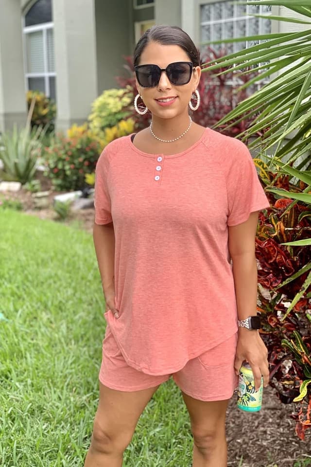 Detalle 2 de WIHOLL Women’s Two-Piece Lounge Set (Button-Down Top & Pocket Drawstring Shorts)