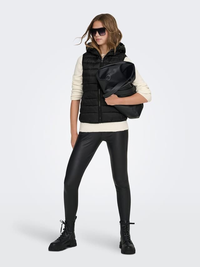 Detalle de ONLY Quilted Gilet trapuntato da donna con cappuccio e collo alto
