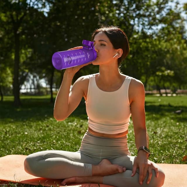 Detalle de GOPPUS 1L Clear Tritan Water Bottle (32oz) with Screw Lid, Fruit Infuser & Leakproof Handle