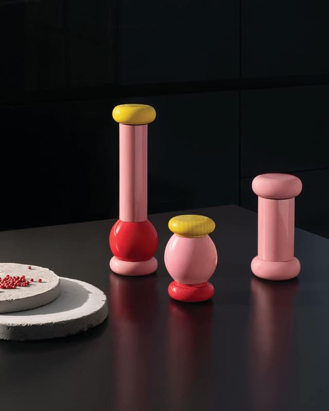 Detalle 1 de Alessi Totem Domestici ES18 2 Salt, Pepper & Spice Mill in Beech Wood (Pink, Red & Yellow)