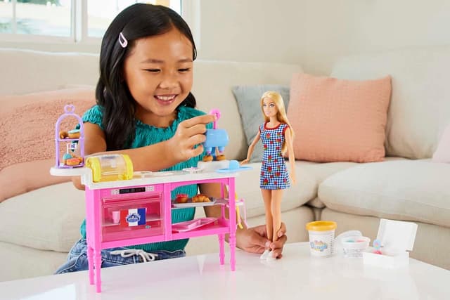 Detalle 2 de Barbie Malibu Roberts – Puppe & Spielset mit 18 Teilen zum Backen (HJY19)