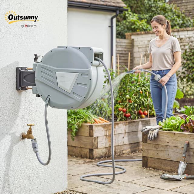 Detalle de Outsunny Enrouleur mural de tuyau d’arrosage 20+1,6 m pivotant à 180° avec buse 2 modes