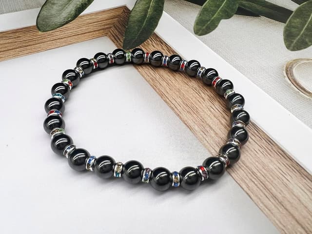 Detalle 2 de Apocalyptic-K Magnetarmband mit Hämatit-Magnetperlen und Strasssteinen (6/8 mm) – für Damen & Herren