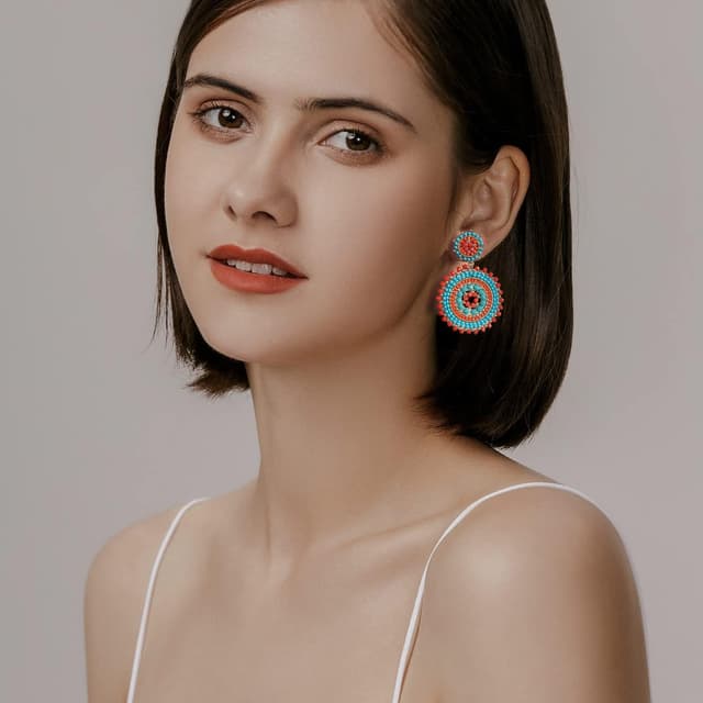 Detalle 2 de Handgefertigte Damen-Perlenohrringe aus Rocailles & Hirseperlen mit Boho-Statement-Anhänger