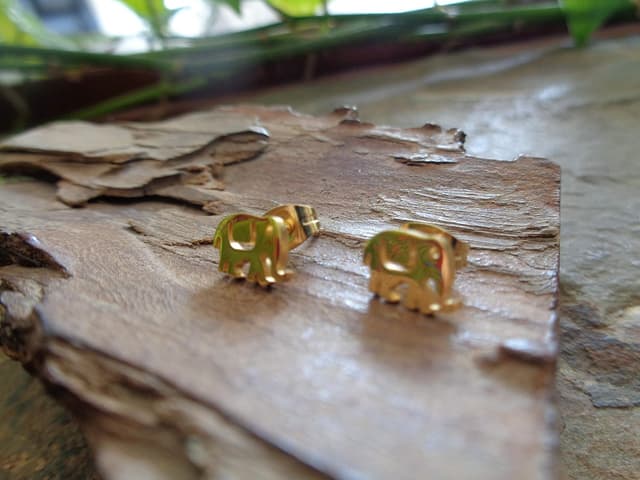 Detalle 2 de Indischer Elefant Gold Ohrstecker aus Edelstahl
