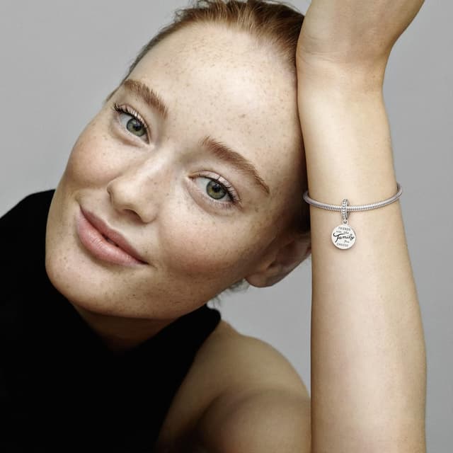 Detalle 2 de PANDORA Icons colgante etiqueta de plata con esmalte negro