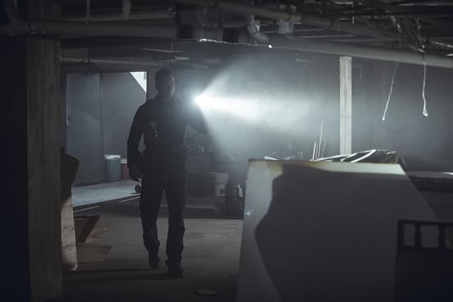 Detalle 2 de Streamlight Stinger 2020 Rechargeable Flashlight (2000-Lumen) with 120V AC/12V DC 1-Holder Charger, Blue