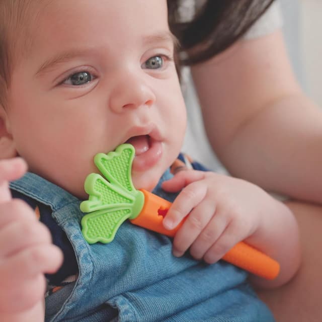 Detalle 2 de Nuby Silicone Carrot Tube Teether and Massaging Infant Teether (2-Pack) — soft gum soother for 3+ months