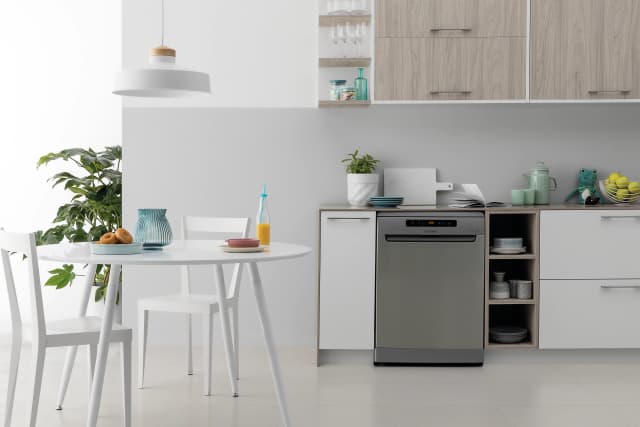 Detalle 2 de Indesit DFO 3T133 A F X (reacondicionado grado D) lavavajillas de 14 servicios, 60 cm con Push & Go