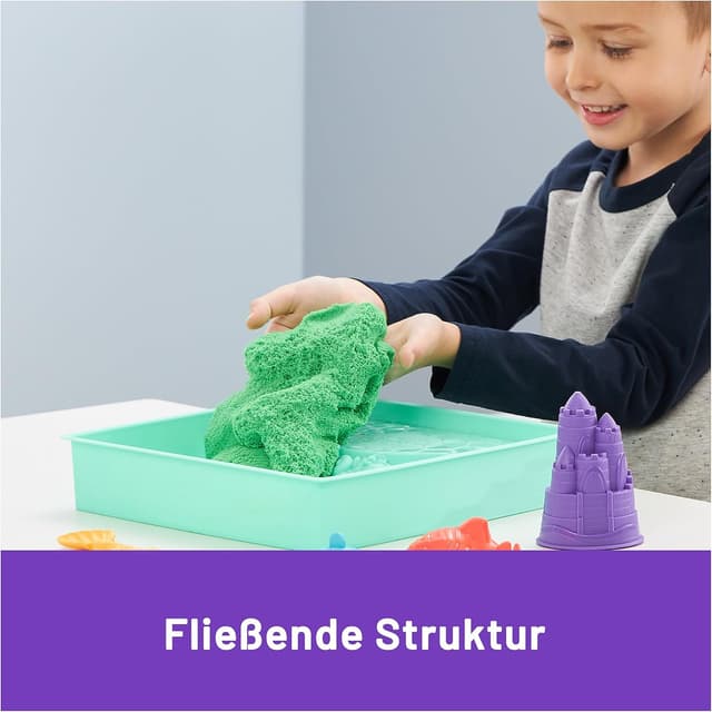 Detalle de Kinetic Sand Sandbox Set Grün mit 454 g Sand aus Schweden – 1 Sandkasten, 3 Förmchen und Schaufel für Indoor-Sandspiel ab 3 Jahren