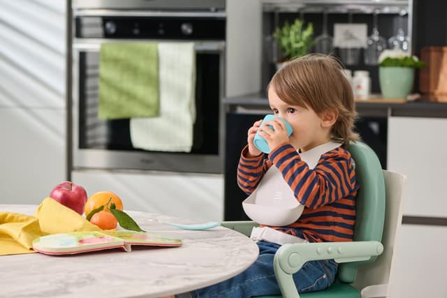 Detalle 2 de Chicco Silikonbecher blau – kleiner Trinkbecher für die ersten Monate