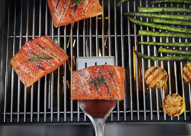 Detalle 2 de Weber Precision 3-Piece Grilling Tool Set (Stainless Steel Tongs, Spatula & Silicone Basting Brush)