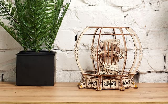 Detalle de UGEARS Acquario Meccanico Puzzle 3D in legno con meccanismo a molla