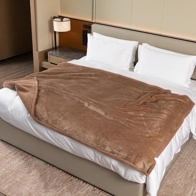 Detalle de Maidewow Brown waterproof dog blanket (reversible, leakproof) for couch & bed