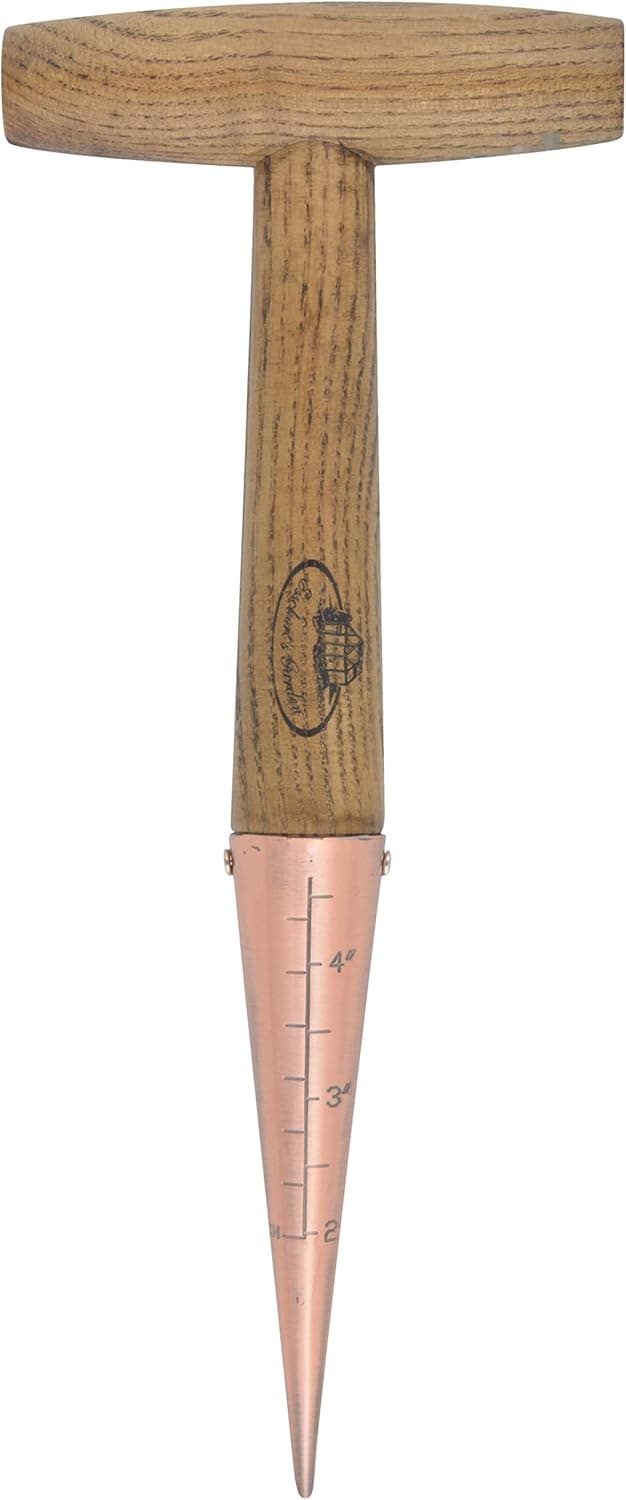 Detalle de Esschert Fallen Fruits GT121 Copper Plated Dibber for planting bulbs and seeds
