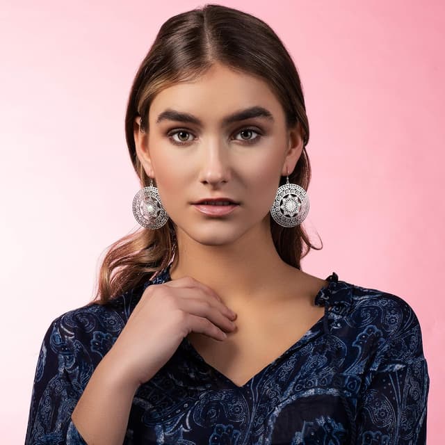 Detalle de Grandes boucles d’oreilles Mandala Namana : nacre, finition mate et disques au crochet