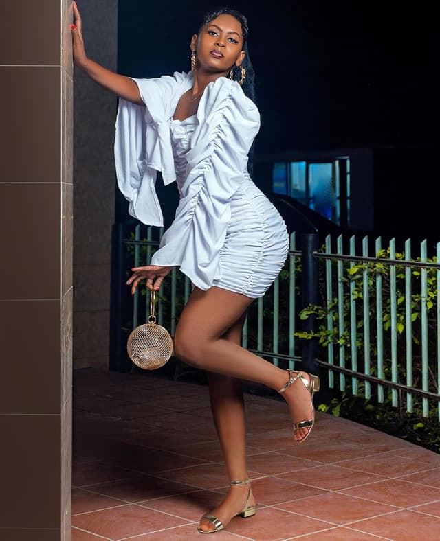 Detalle 2 de Ankis Black Nude White Gold Women’s Strappy Sandals with Adjustable Ankle Strap (1-Inch Low Block Heel)