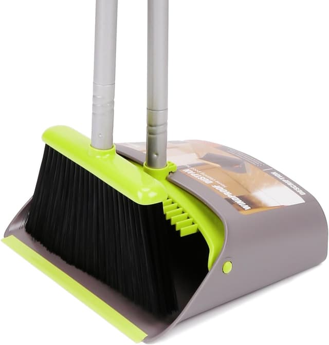 Detalle de TreeLen Broom and Dustpan Set with Long Handle—Snap-Together Stand-Up Sweep Combo