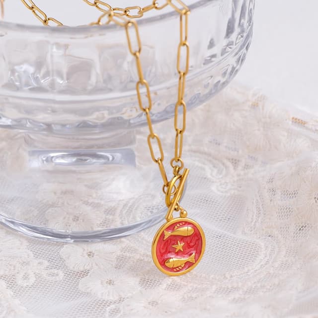 Detalle de TaYolnFaSo Halskette mit Knebelanhänger für Damen, 18K vergoldete rote Emaille – Motiv Fische (12 Sternbilder)