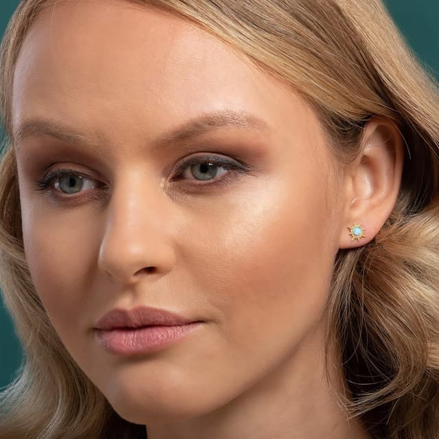 Detalle 2 de Boucles d’oreilles Soleil NAMANA mini puces en plaqué Or 14 carats et opales bleues synthétiques