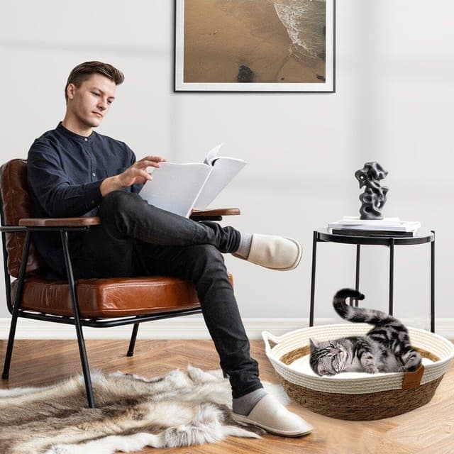 Detalle de Rukuapid Cuty Cat Basket Bed: Woven wicker kitten basket with toy ball (40x40x13cm)