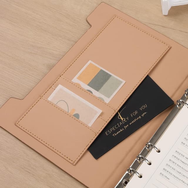 Detalle de Agenda in Pelle Classica A5 ricaricabile con pagine a righe, tasche e portapenne